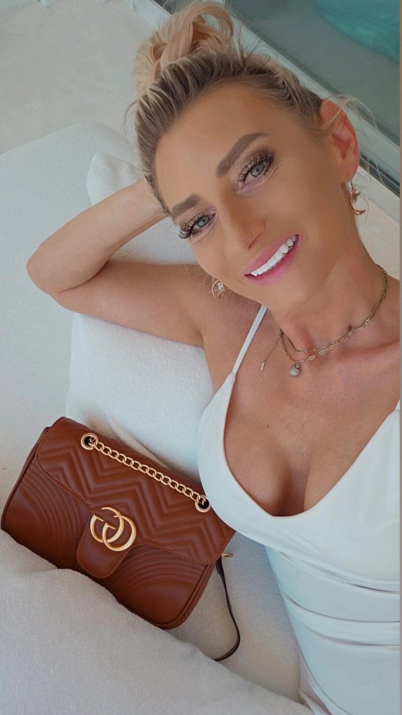 Vika Viktoria zeigt ihre neue Handtasche